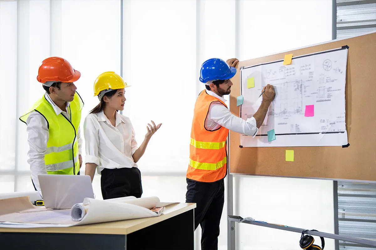 Equipo técnico planificando una operación